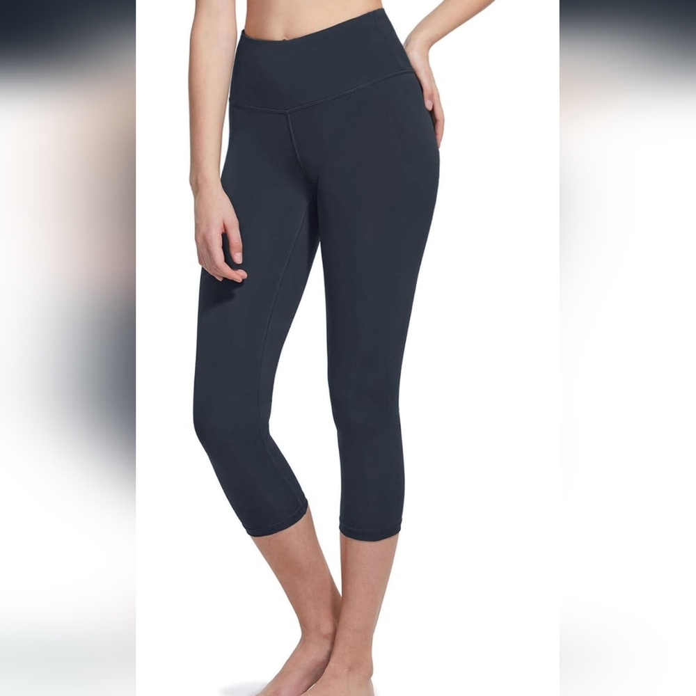 TSLA Black Women's Capri Leggings